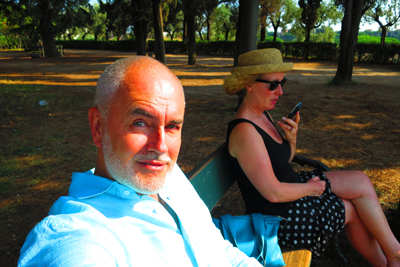 Selfie von Conrad Mayer: Seine Frau Mira empfängt gerade medial eine Botschaft.